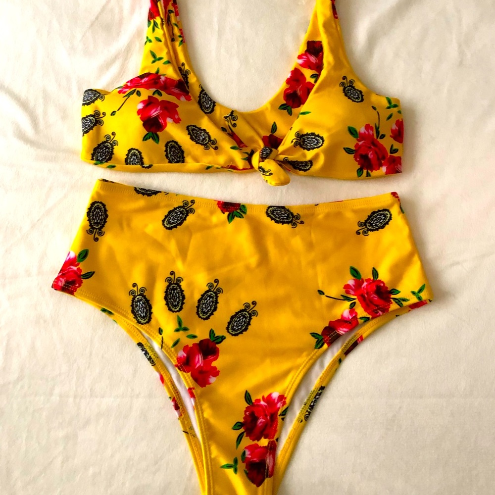 Swimwear bikini.💛